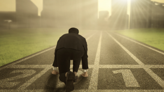 Hombre a punto de comenzar una carrera 