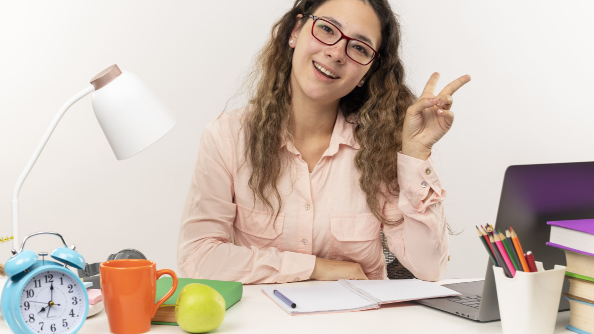 Mujer saludando en su escritorio