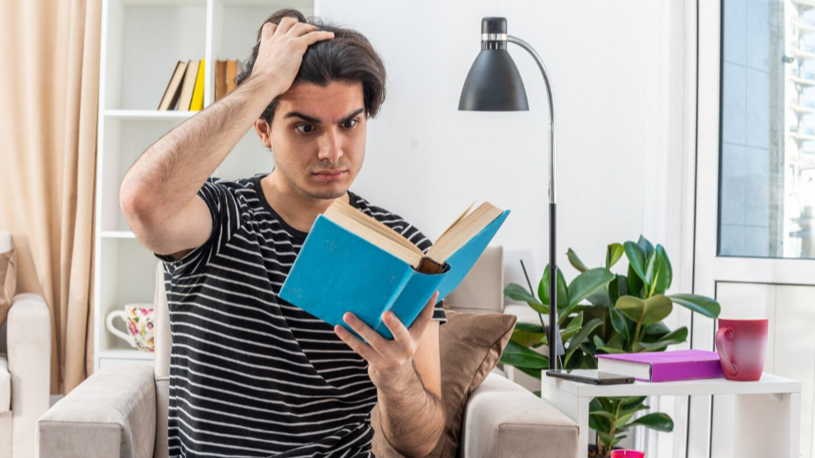 Adulto con dificultad para comprender un texto cotidiano, reflejo del analfabetismo funcional