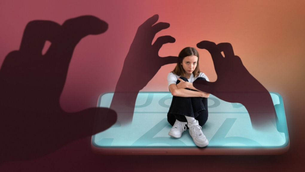Joven sentada sobre un celular gigante, rodeada de sombras en forma de manos que intentan atraparla, representando el control de la tecnología sobre las emociones humanas