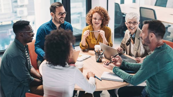 Personas en una mesa conviviendo 