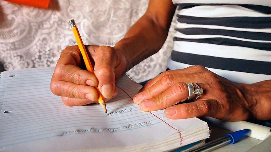 Mujer escribiendo