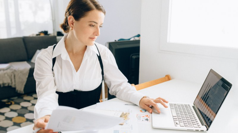 Mujer usando una laptop