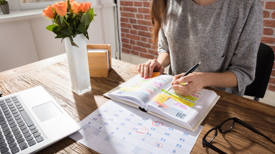 Mujer organizando su día