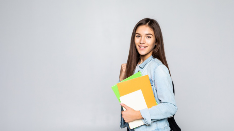 Mujer cargando sus libros y libretas