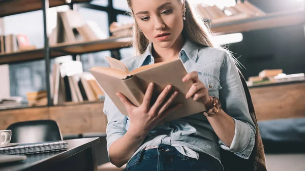 MUJER LEYENDO