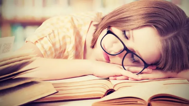 mujer leyendo