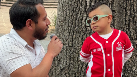 Persona haciendo un entrevista a un niño para ganarse un libro sorpresa