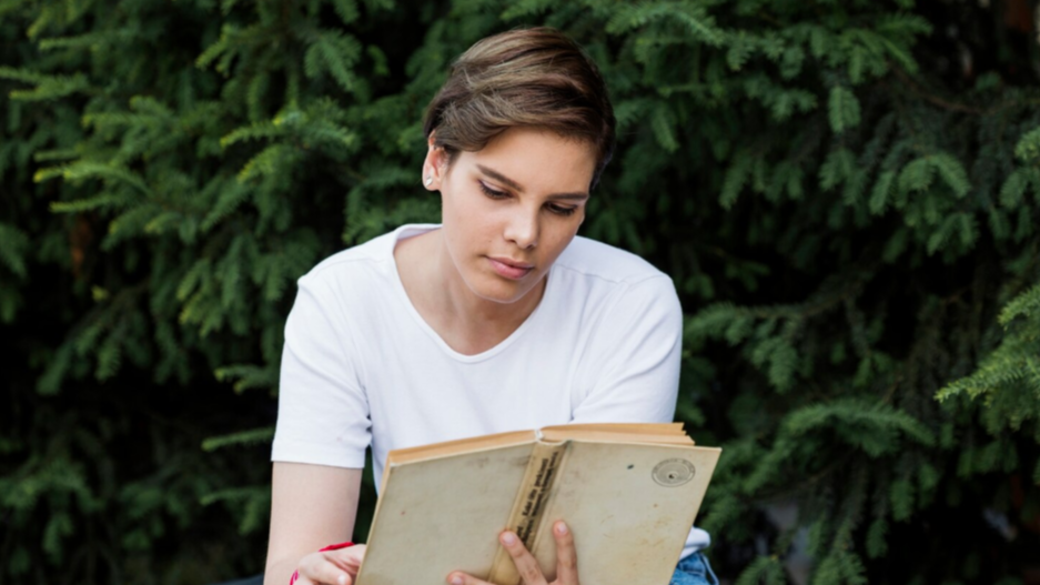 Joven leyendo un libro