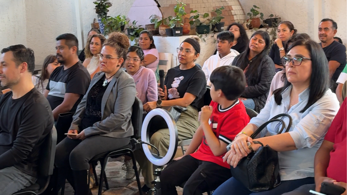 Personas sentadas en Leeactiva participando en el taller de narración oral durante la actividad de cierre de mes.
