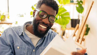 Hombre de color leyendo 