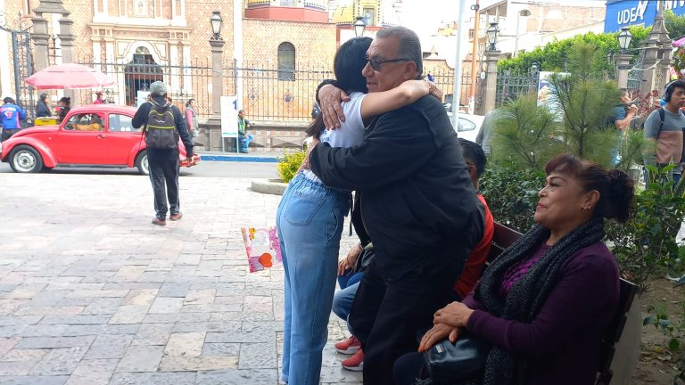 personas abrazandose