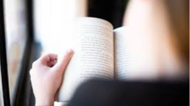 Mujer de espaldas leyendo 