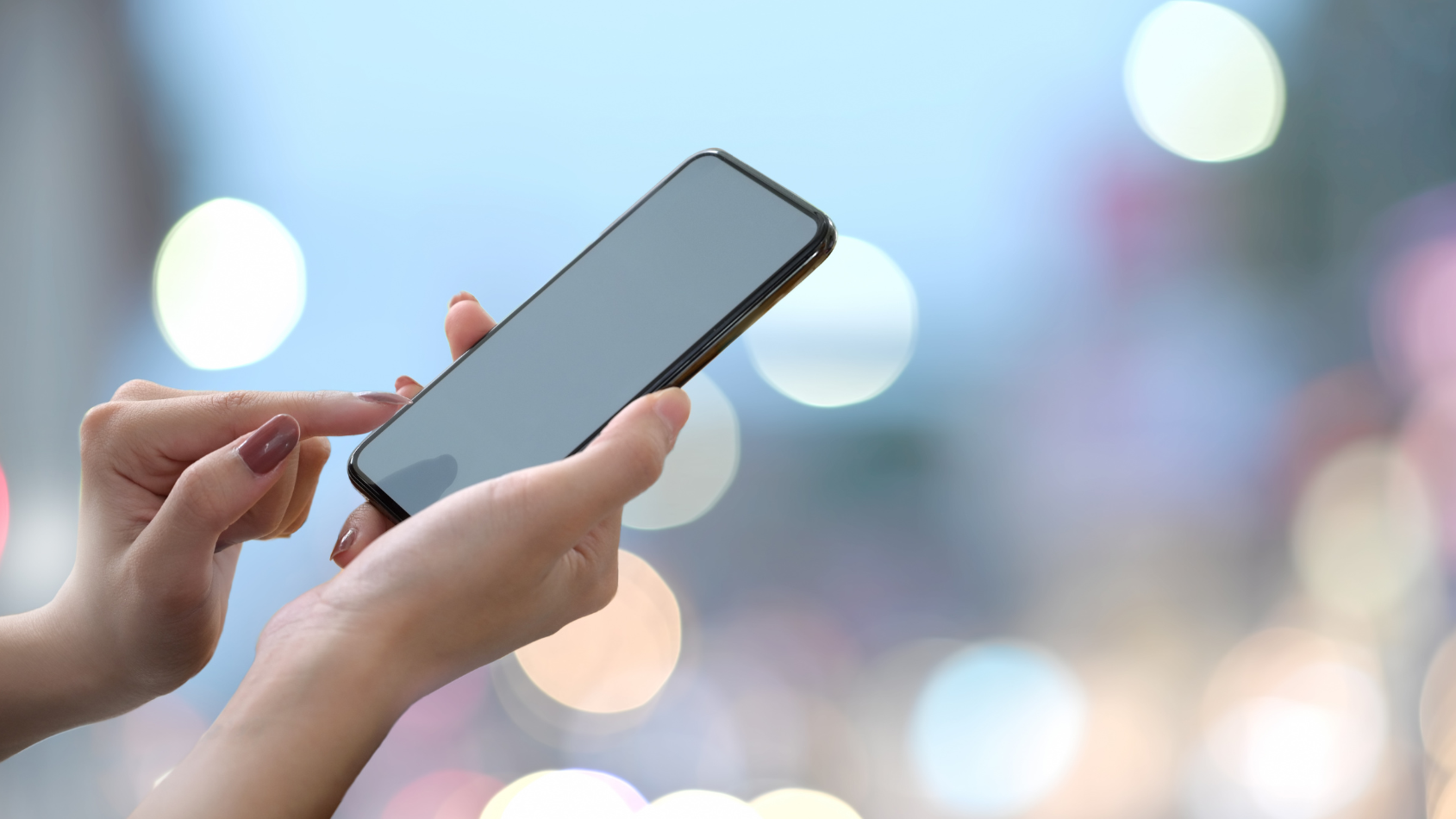 Persona sosteniendo con la mano un dispositivo móvil