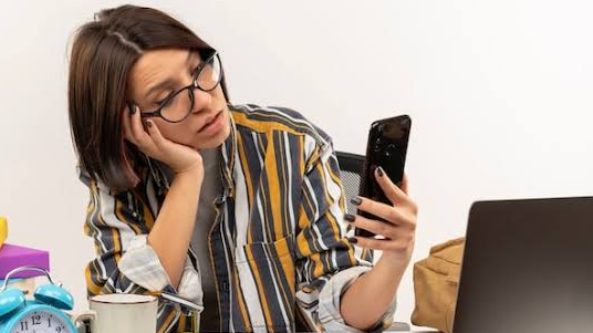 Mujer rodeada de estímulos digitales que reflejan la dificultad para concentrarse