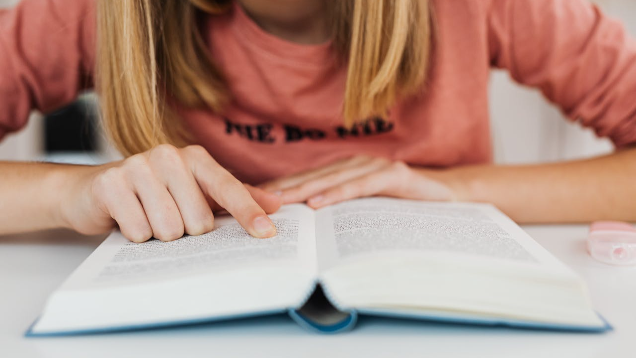 Mujer indicando con su dedo la lectura 