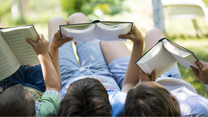 persona leyendo y fortaleciendo su mente a través del hábito de la lectura