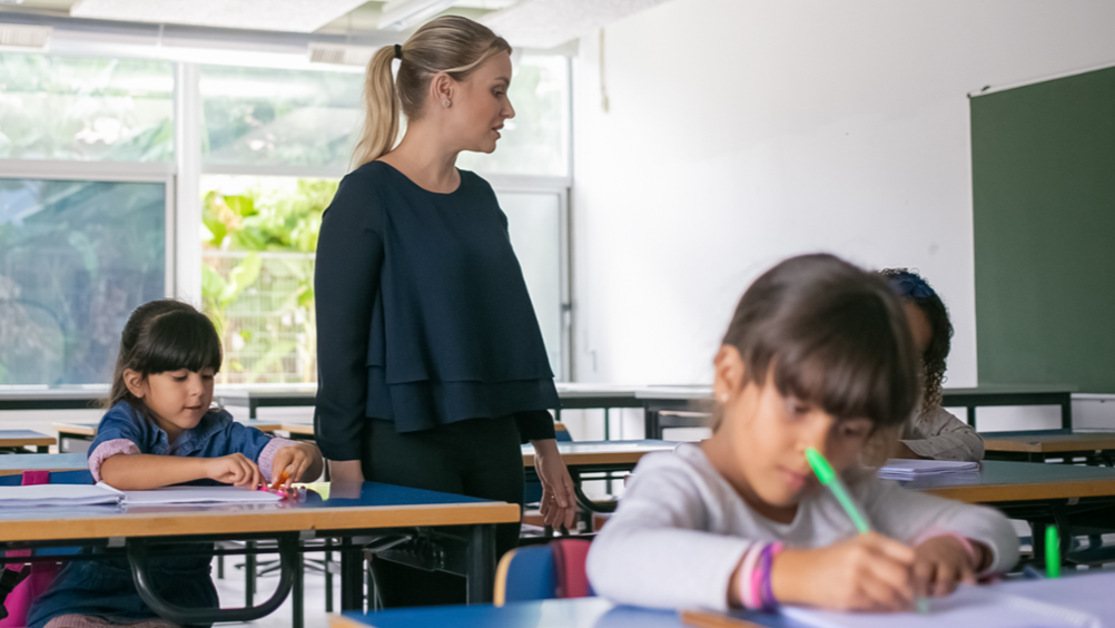 Maestra enseñando a niños