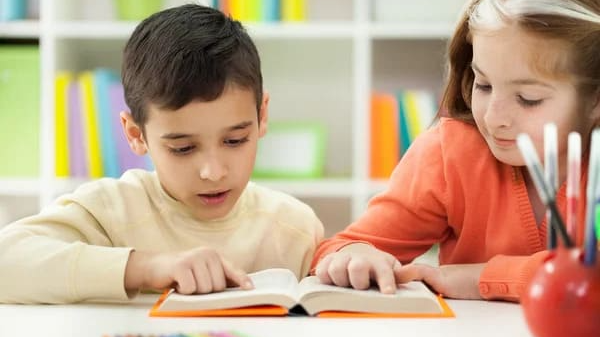Niños leyendo un libro